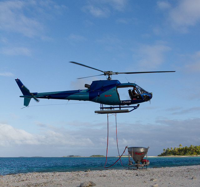 Helicopter and bait bucket preparing to take off_19876244678_m